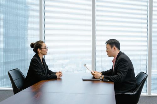  Bên cạnh năng lực chuyên môn, kỹ năng giao tiếp và khả năng thích nghi ngày càng được doanh nghiệp coi trọng. Ảnh minh họa: Mart Production/Pexels.