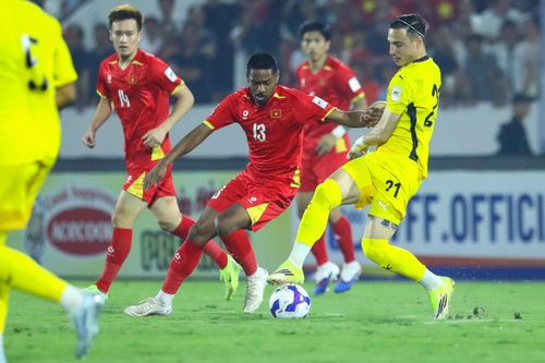  Quang Vinh (số 13) vẫn đang đạt phong độ cao ở mọi cấp đội thi đấu và đã ra sân liên tiếp cho tuyển Việt Nam thời gian gần đây. Ảnh: Minh Chiến. 