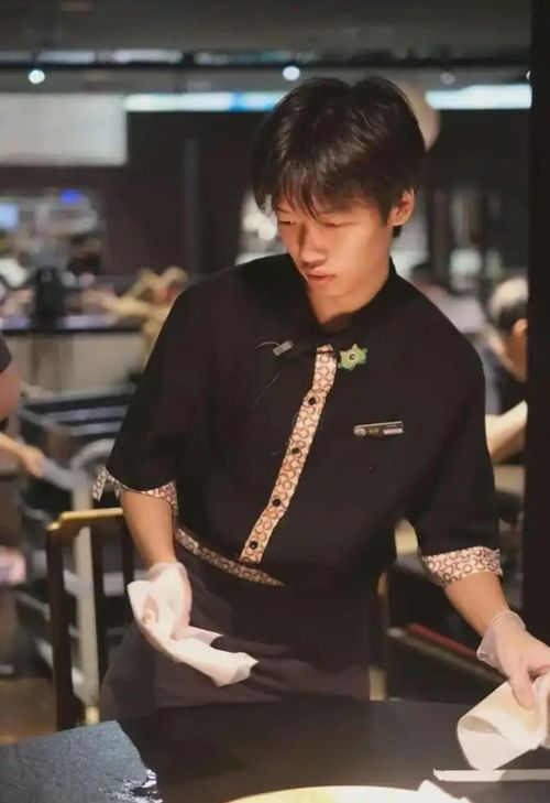  Để duy trì hoạt động của công ty, Wei làm thêm tại một nhà hàng lẩu và nhận giao đồ ăn. Ảnh: Baidu.