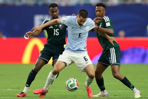 Uruguay (giữa) dù được đánh giá cao hơn nhưng chỉ giành 1 điểm trước Saudi Arabia
