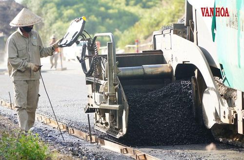 Lực lượng thi công đội nắng, tăng ca để đảm bảo tiến độ dự án