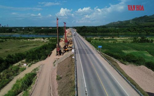Cầu Sông Bồ tại gói thầu XL2 do Công ty CP Đầu tư Hạ tầng Giao thông Đèo Cả thi công đang chậm tiến độ