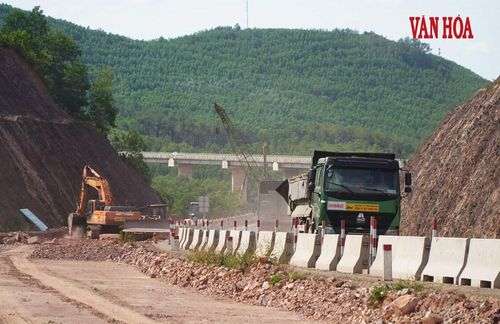 Công trường thi công mở rộng cao tốc Cam Lộ - La Sơn đoạn qua phường Hương An, TP. Huế