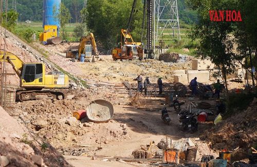 Lực lượng thi công tại gói thầu XL2 dự án mở rộng cao tốc Cam Lộ - La Sơn
