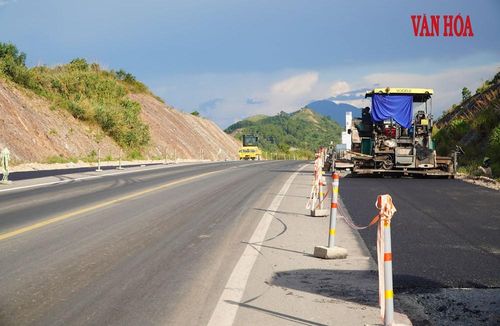 Đơn vị thi công của Tập đoàn Trường Thịnh tiến hành thảm nhựa mặt đường