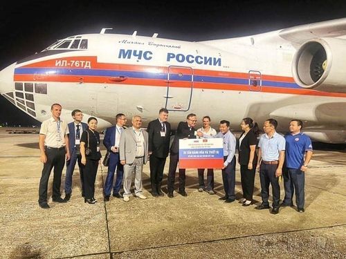 Chuyến bay đặc biệt của Bộ Tình trạng khẩn cấp Liên bang Nga mang theo 35 tấn hàng viện trợ nhân đạo, hỗ trợ nhân dân Việt Nam khắc phục hậu quả của cơn bão số 3 (Yagi) tới sân bay quốc tế Nội Bài (Hà Nội), tối 20/9/2024. Ảnh: TTXVN