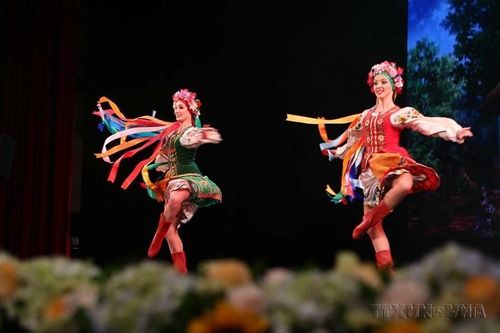 Chương trình biểu diễn của Nhà hát Múa Hàn lâm Quốc gia Matxcơva "Gzhel", do Trung tâm Tổ chức biểu diễn nghệ thuật phối hợp với Trung tâm khoa học và Văn hóa Nga tại Hà Nội tổ chức (10/10/2018). Ảnh: Thành Đạt – TTXVN