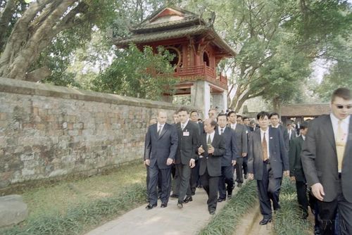 Tổng thống Nga Vladimir Putin thăm Khu di tích lịch sử Văn Miếu - Quốc Tử Giám trong chuyến thăm hữu nghị chính thức lần đầu tiên tới Việt Nam (2/3/2001). Ảnh: Nguyễn Khang - TTXVN