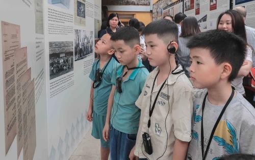 Trưng bày "Bút thép, lòng son" thu hút đông đảo thiếu nhi từ khắp mọi miền đất nước tới tham quan, học tập. Ảnh: Phan Phương – TTXVN