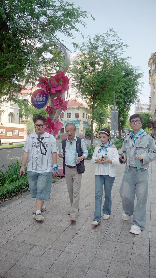 Chuyên gia Nguyễn Văn Mỹ đang chia sẻ về lịch sử thành phố với các nhà sáng tạo nội dung trẻ.