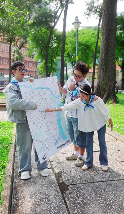 Các nhà sáng tạo nội dung Hưng Lương , Thanh Ngọc - chủ kênh Nuchuu nè và và Hà Thị Thu Huyền - chủ kênh Hukha Foodaholic vẽ lại ranh giới phường Sài Gòn trên bản đồ tại Công viên 30.04