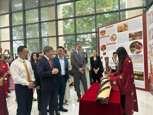 Các nghệ sĩ biểu diễn đàn tranh, đàn bầu (loại nhạc cụ có trong Di sản tư liệu EFEO). Ảnh: Thanh Hương- TTXVN