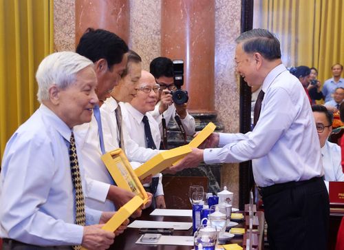 Tổng Bí thư, Chủ tịch nước Tô Lâm tặng quà lưu niệm cho các nhà báo tiêu biểu. Ảnh: Văn Điệp – TTXVN