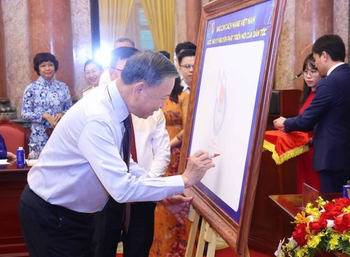 Tổng Bí thư, Chủ tịch nước Tô Lâm ký lưu niệm vào biểu trưng của Hội Nhà báo Việt Nam. Ảnh: Văn Điệp – TTXVN