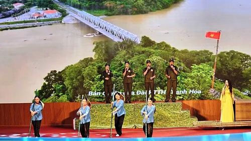 Phần thi chào hỏi của Đội thi số 6.