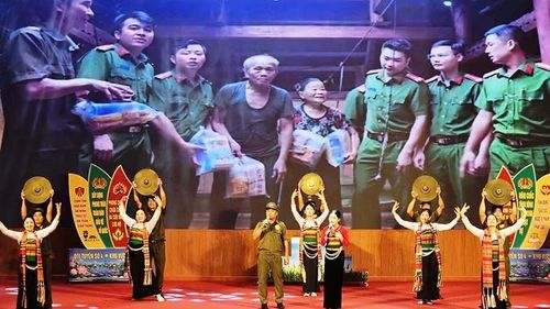 Một đội thi đến từ vùng thượng du Thanh Hóa thể hiện nội dung thi.