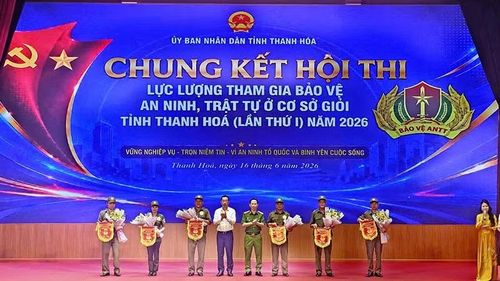 Ban Tổ chức tặng cờ cho các đội dự thi Chung kết Hội thi lực lượng tham gia bảo vệ an ninh, trật tự ở cơ sở giỏi.