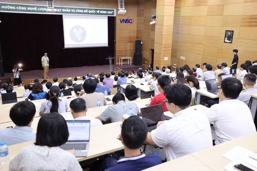 Tiến sĩ Samindranath Mitra, biên tập viên cao cấp của tạp chí Physical Review Letters (Hoa Kỳ) chia sẻ tại buổi làm việc. (Ảnh: Mai Lan)