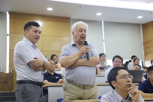Đại biểu đặt câu hỏi cho các khách mời tại buổi làm việc chuyên đề. (Ảnh: Mai Lan)