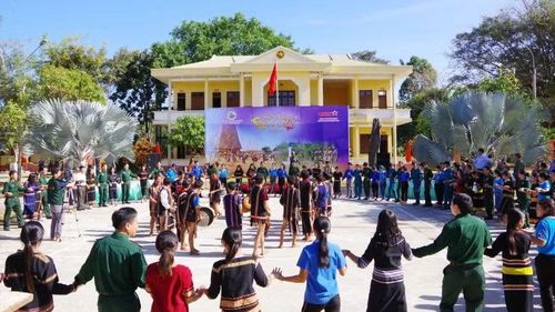 Tiếng hát biên phòng gắn kết tình quân dân, làm dịu đi những gian khó nơi biên giới.