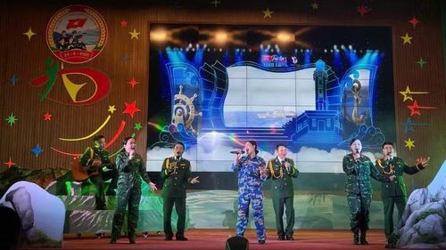 Các chiến sĩ trẻ hát vang khúc ca cách mạng, tiếp thêm sức mạnh nơi phên dậu Tổ quốc.