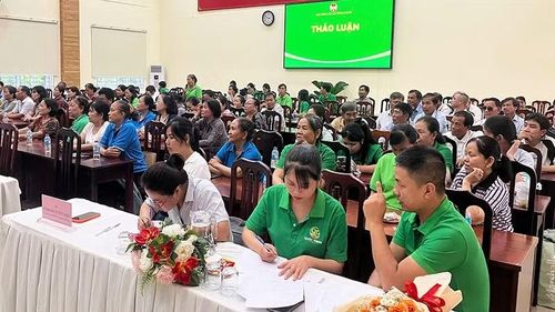 Các hộ nông dân được đại diện doanh nghiệp, cán bộ kỹ thuật giải đáp thắc mắc về điều khoản kỹ thuật, tiêu chuẩn thu mua, tuân thủ quy trình an toàn...