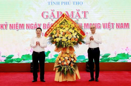 Bí thư Tỉnh ủy Phạm Đại Dương tặng hoa chúc mừng Hội Nhà báo tỉnh và các cơ quan báo chí.