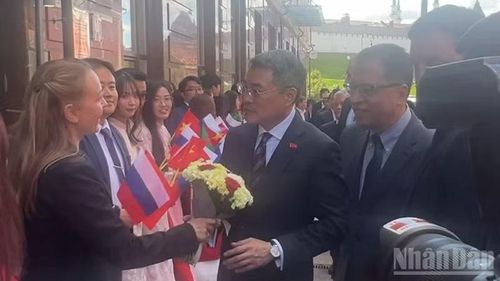 Bà Alexandra tặng hoa Thủ tướng Lê Minh Hưng. (Ảnh: HỒNG LĨNH)