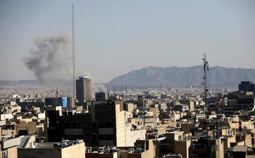 Khói bốc nghi ngút sau loạt vụ nổ dữ dội tại phía Đông Nam thủ đô Tehran hồi tháng 3. Ảnh: Anadolu