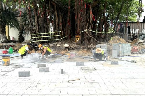 Các công nhân trên công trình cải tạo và nâng cấp Công viên 29-3 miệt mài lao động giữa thời tiết nóng bức.