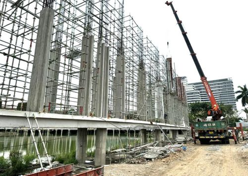 Thi công hạng mục "Chiếc nhẫn hòa bình" thuộc Dự án cải tạo và nâng cấp Công viên 29-3.