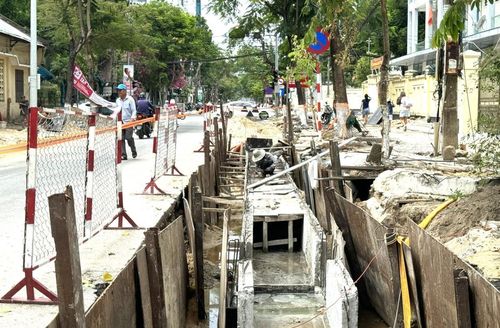 Thi công hạng mục cống thoát nước trên tuyến đường Lê Lợi.