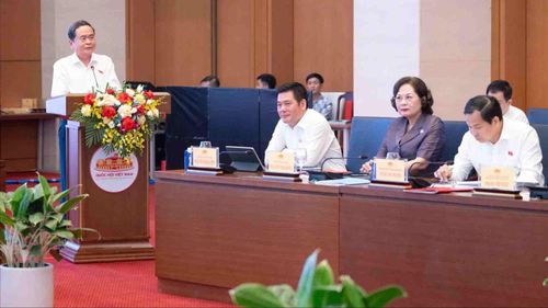  Chủ tịch Quốc hội chỉ rõ những tồn tại, hạn chế trong công tác xây dựng pháp luật. Ảnh: VIẾT CHUNG 