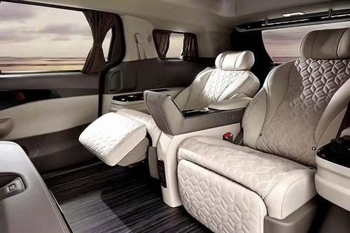 Ngoài ra, mẫu xe MPV Kia Carnival High Roof 2026 mới còn được tích hợp hệ thống đèn đọc sách LED riêng cho hàng ghế sau trên phần khung mui cao, giúp hành khách có thể làm việc hoặc đọc sách trong những chuyến đi dài mà không ảnh hưởng đến người lái.