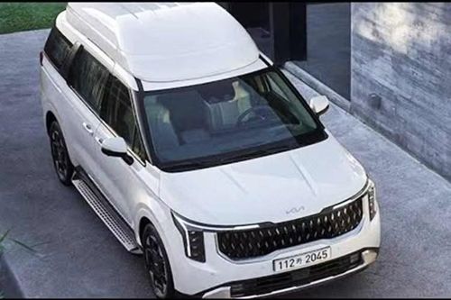 Kia trang bị cho Carnival High Roof phần mui xe bằng thép nguyên khối giống hệt phiên bản đầu bảng High Limousine. Điều này giúp tăng độ cứng vững thân xe, cải thiện độ bền và đảm bảo khả năng bảo vệ hành khách tốt hơn khi xảy ra va chạm.