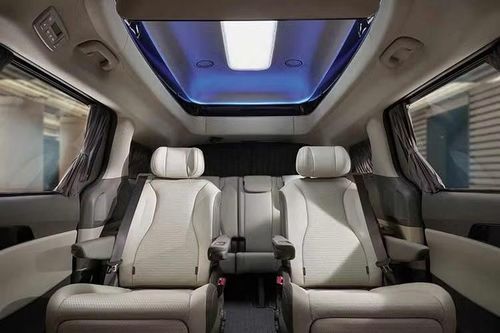 Bước vào khoang nội thất, mẫu MPV Carnival High Roof này hướng đến phong cách lounge cao cấp với không gian rộng mở hơn rõ rệt. Kia sử dụng vật liệu da lộn cao cấp cho trần xe và các trụ nội thất nhằm tăng cảm giác sang trọng, đồng thời cải thiện khả năng cách âm.