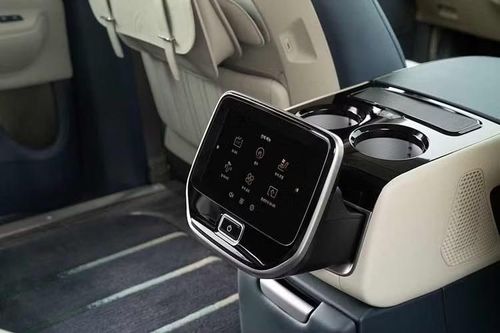 Ở giai đoạn đầu, Kia ưu tiên ra mắt cấu hình 9 chỗ nhằm đáp ứng nhóm khách hàng gia đình và vận chuyển hành khách. Trong khi đó, phiên bản 7 chỗ cao cấp hơn dự kiến sẽ được bổ sung vào nửa cuối năm nay, hướng đến nhóm khách hàng doanh nhân hoặc dịch vụ vận chuyển VIP.