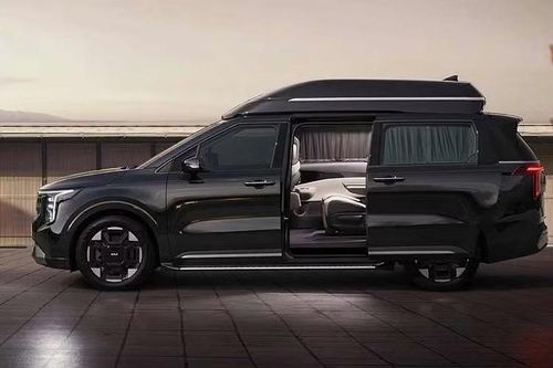Điểm khác biệt lớn nhất của Kia Carnival High Roof 2026 nằm ở thiết kế phần nóc xe được nâng cao thêm 270 mm so với bản tiêu chuẩn. Nhờ đó, mẫu xe mang đến không gian trần xe rộng rãi hơn đáng kể, đặc biệt ở hàng ghế thứ hai và thứ ba.