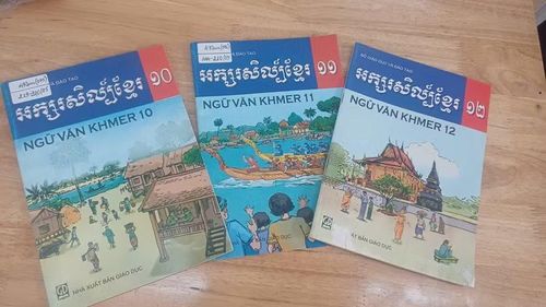 Những cuốn sách tiếng Khmer và sách Ngữ văn tiếng Khmer do thầy Trần The biên soạn. Ảnh: NVCC.