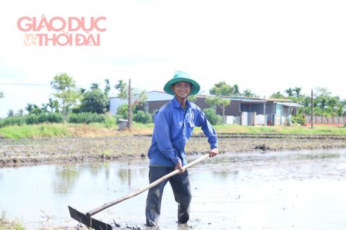 Suốt hơn 1/4 thế kỷ, ông Quang vẫn cần mẫn với thửa ruộng để giữ nhịp cho cuộc sống và nuôi dưỡng những đứa con ăn học đầy đủ.