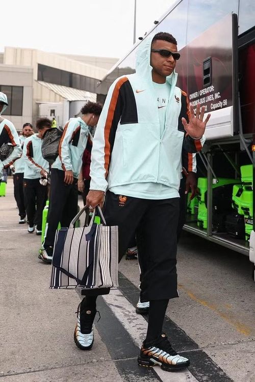 Kylian Mbappé của tuyển Pháp khẳng định mối gắn kết với Dior khi xuất hiện cùng mẫu túi Dior Book Tote thuộc dòng Dioriviera mới nhất. Thiết kế nổi bật với họa tiết sọc và logo thêu đặc trưng, đi kèm dây đeo đa năng giúp có thể xách tay, đeo vai hoặc đeo chéo.