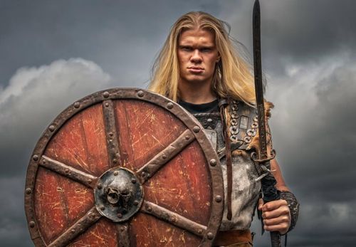  Haaland trong bộ ảnh Viking trước khi lên đường dự World Cup 2026. 