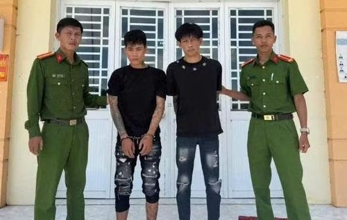 Hai nghi can Nguyễn Tấn Vũ (SN 1994, ngụ An Giang); Trần Văn Ngàn (SN 1996, ngụ TP Cần Thơ) sau khi bị công an bắt giữ.