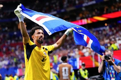 Thủ môn Vozinha của Cape Verde ăn mừng cùng quốc kỳ sau khi trận đấu bóng đá thuộc bảng H World Cup 2026 giữa Tây Ban Nha và Cape Verde kết thúc tại Sân vận động Atlanta ở Atlanta vào sáng 16/6/2026 (giờ Việt Nam). (Ảnh: Getty Images)