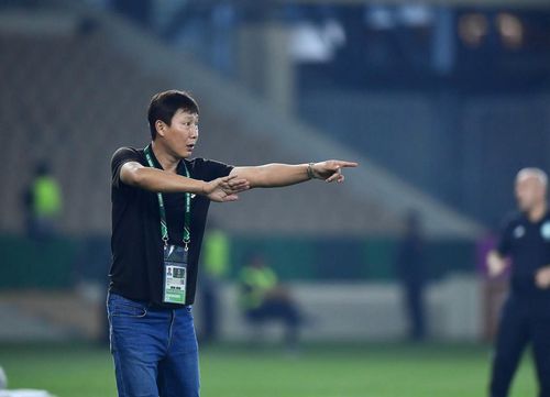 Để nhiều người phải âu lo, nhưng HLV Kim Sang Sik vẫn ưu tiên sự an toàn cho đội nhà