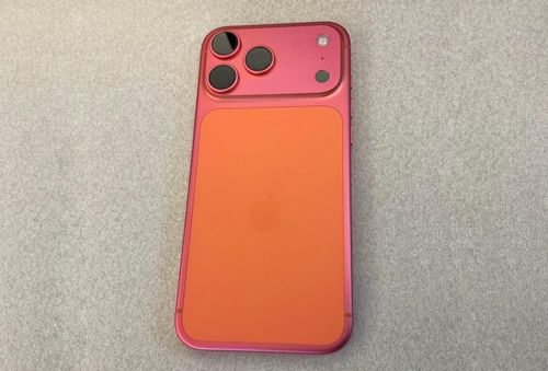 iPhone 17 Pro Max phiên bản Cosmic Orange (cam vũ trụ) chuyển sang màu hồng phấn. Ảnh: @FamilyTeas / X