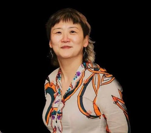 Nhà sản xuất Lorna Tee. 