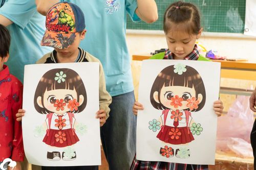 Các em học sinh hào hứng với những món quà được tặng.
