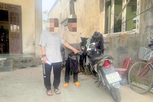 Hai đối tượng và tang vật vụ trộm cắp xảy ra tại xã Sơn Tịnh.