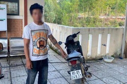 Đối tượng và tang vật vụ trộm cắp xe máy do Công an phường Đức Phổ phát hiện bắt giữ.